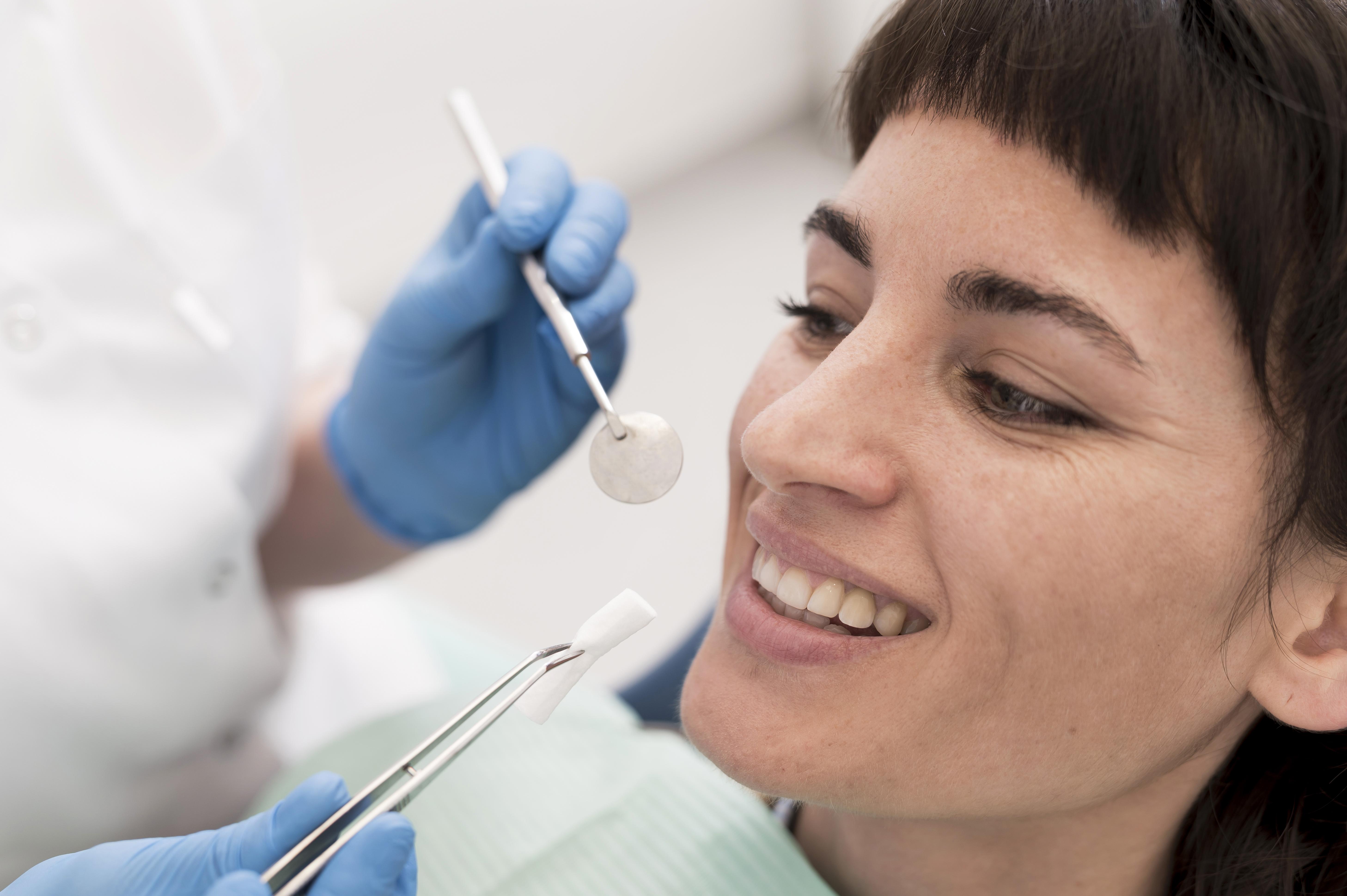 paciente-sexo-feminino-fazendo-procedimento-no-dentista (1)